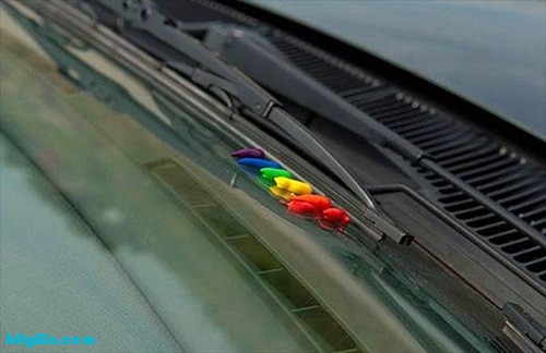 Araba sileceğine renkli boyalar bağlayın ve arabanın camın gökkuşağı oluşunu izleyin :)